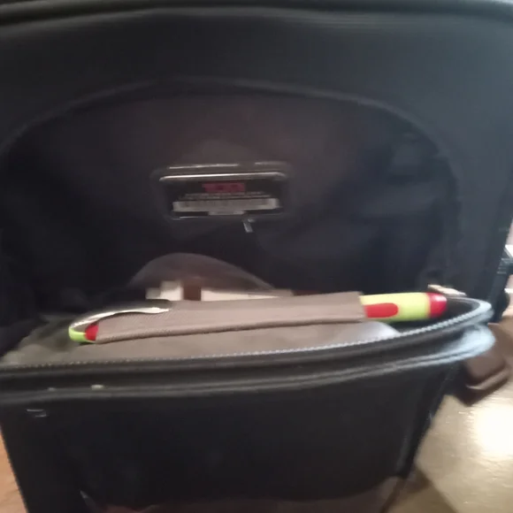 $400 Tumi Alpha Medium Travel Tote Black Ballistic Nylon Expandable G4 LIKE NEW